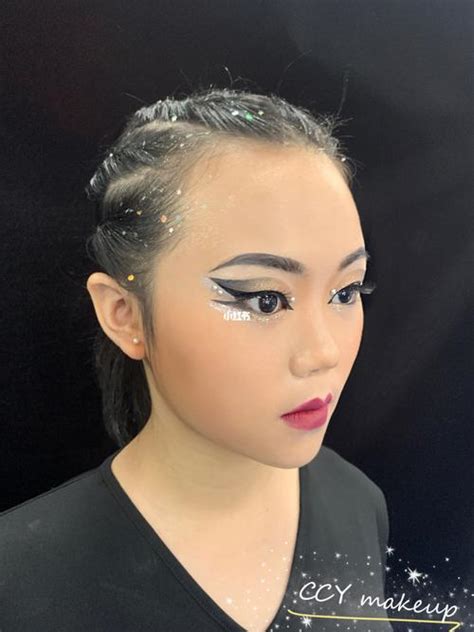 拉丁舞妆容甜美女生头像