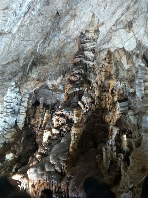 咸宁村民修路挖出溶洞 洞壁上有几处石钟乳呈人形_湖北频道_凤凰网