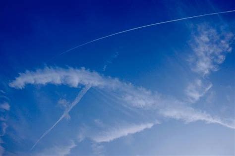四川天空出现巨型圆状航迹云 画得好完美_天极网