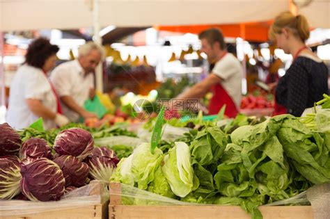 有各种有机蔬菜的市场摊位高清图片下载-正版图片504840017-摄图网