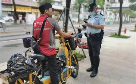 69名骑手不戴头盔被罚！10家企业被曝光，违法最多的是……_深圳新闻网