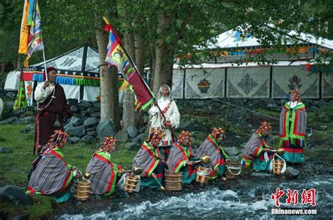 青海玉树藏族古村落迎泼水节 祈幸福安康
