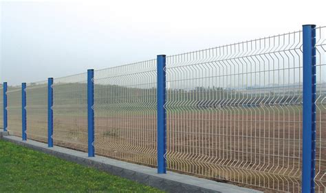 桃型柱三角折弯护栏网小区围墙隔离网园林防护网铁丝喷塑护栏厂家-阿里巴巴