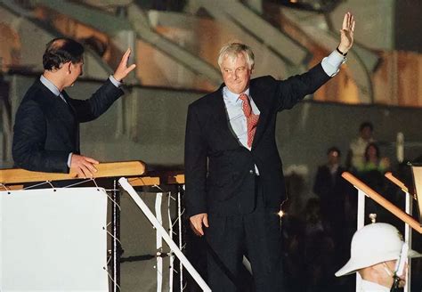 1997年香港回归经典画面，英“日落仪式”告别香港。真过瘾！_新浪新闻