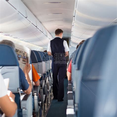 航空旅行欢迎乘坐带有空姐和航空公司乘客飞行服务符号矢量图的平面广告海报。素材图片免费下载-千库网