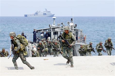 菲律宾总参谋长率大批记者乘军机在南沙中业岛降落|南沙群岛|岛礁_凤凰资讯