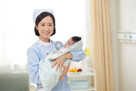 高档月子中心护工抱着婴儿形象高清图片下载-正版图片501693703-摄图网