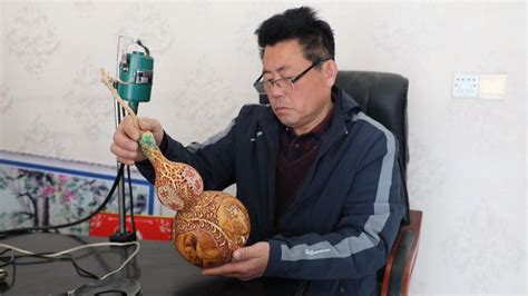 胡堂山：宝安民间艺人用28年深耕橄榄核雕，方寸之间展示大千世界_深圳新闻网