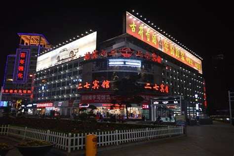 郑州最繁华的街道，堪称当地商业街鼻祖，更与王府井、南京路齐名