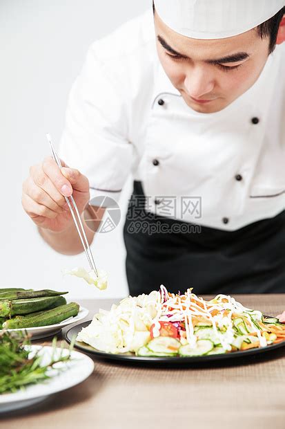 西餐厅厨师摆盘交流高清图片下载-正版图片502219005-摄图网