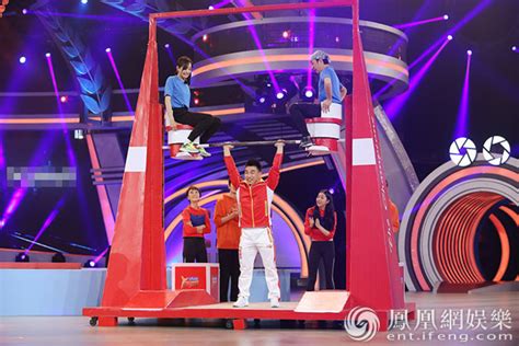 《来吧2》宋茜王祖蓝坐上杠铃 被世界冠军高高举起_娱乐频道_凤凰网