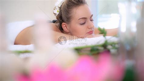 妇女在疗养院接受专业美容师的热石按摩治疗高清图片下载-正版图片306456594-摄图网