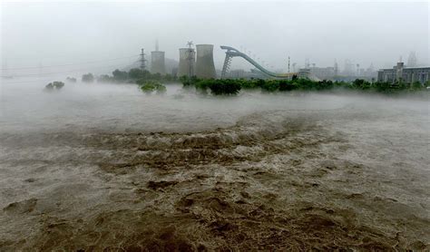 江西铅山：暴雨来袭 航拍洪水淹没农田__凤凰网