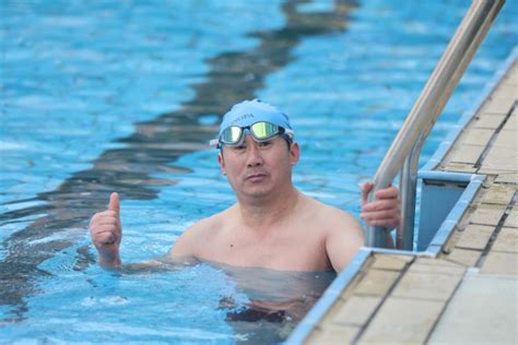 杭州游泳巷里藏着一群“泳”敢者！坚持冬泳56年的82岁黄奶奶说 ：“味道”好极了-杭州新闻中心-杭州网