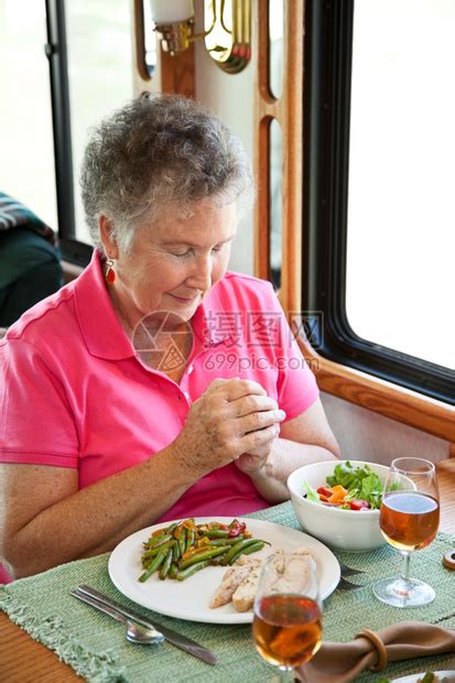 高龄女子对在她汽车家里吃健康餐表示优雅高清图片下载-正版图片306984800-摄图网