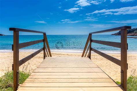 木板路到沙滩在沙子到海的木制人行道阳光海滩与木制步行地板假期背景暑假概高清图片下载-正版图片506363502-摄图网