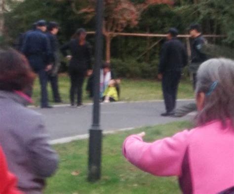 大白天杭州一小区里老人抱着孩子 一个女人突然拿刀砍过来
