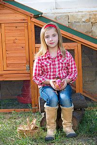 养鸡场有鸡鸡的农牧业女农民后院眼睛蓝色幸福家禽牧场主宠物女孩母鸡小鸡高清图片下载-正版图片321868822-摄图网