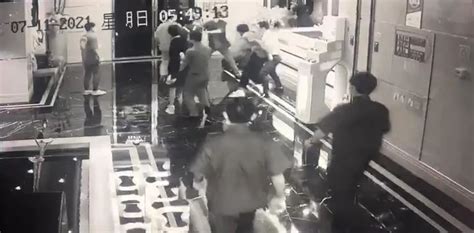 广西桂林一烧烤店多人凌晨斗殴，警方2分钟控制现场：不用担心_凤凰网视频_凤凰网