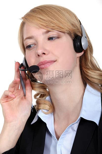 佩戴电话头套的妇女求助讲话女士服务台服务手机金发女郎热线帮助顾客高清图片下载-正版图片321724710-摄图网