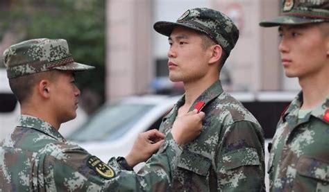 中国军装上士官和士兵的肩章是什么样子呢？简单易认|士兵|士官|肩章_新浪新闻