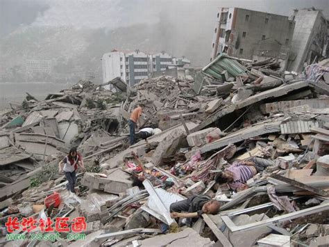 【中国新闻】台湾发生7级大地震！地裂楼塌 余震94次上百人伤亡