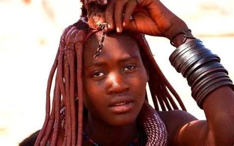 探索非洲最原始部落，女人一生不穿衣服不洗澡！