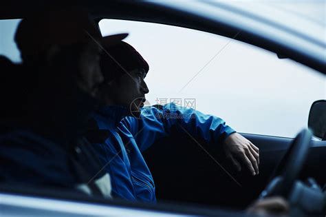 男子一个人开车旅行高清图片下载-正版图片502020178-摄图网