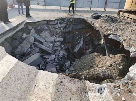 广州路面塌陷现5米深坑 一辆轿车陷入(图) - 国内动态 - 华声新闻 - 华声在线