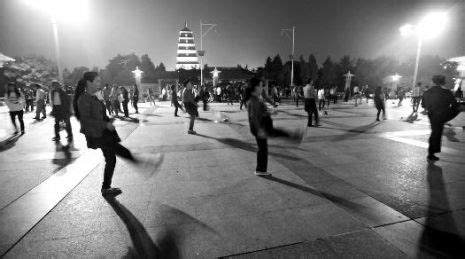 议热 公园里跳广场舞 声音太大或被罚|公园|健身_凤凰资讯