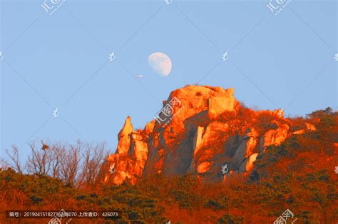 山上新月亮高动态范围高清图片下载-正版图片503471850-摄图网