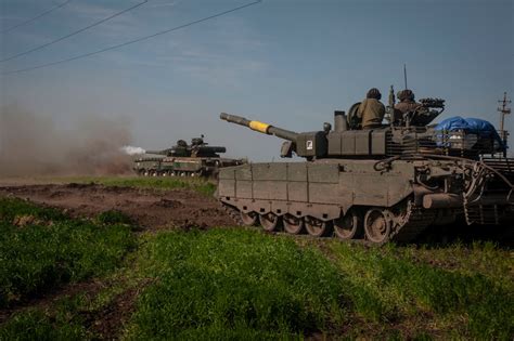 乌克兰第93机械化旅使用缴获自俄军的T-80BVM和T-80BV训练__财经头条