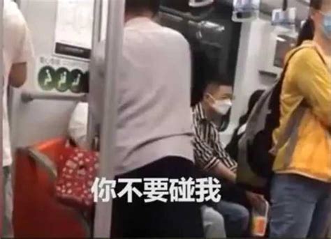 一男子因工作太累在地铁里未让座，被70岁大爷怒怼没道德！网友吵翻