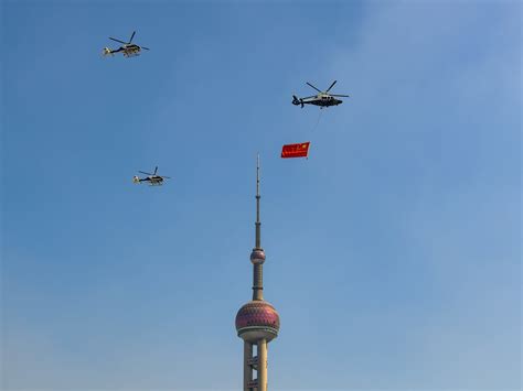 好看上海|五星红旗飞过外滩！上海公安警用直升机挂旗巡飞（视频）__财经头条