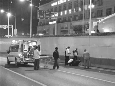 深夜遇警方查酒驾 司机弃车跳下隧道受伤