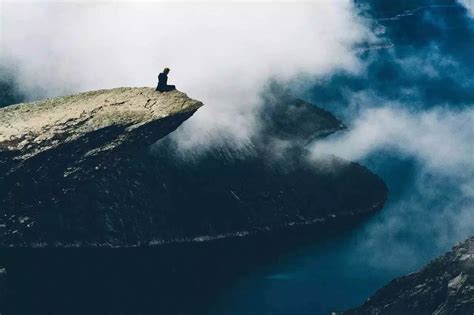 一个人站在悬崖边上,一个人坐在悬崖图片,一个人站在悬崖图片_大山谷图库