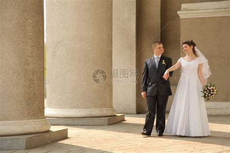 新婚夫妇家庭婚礼仪式丈夫夫妻女性天空裙子新娘蓝色高清图片下载-正版图片320584250-摄图网