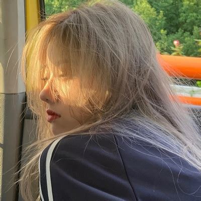 超温柔丧气女生头像