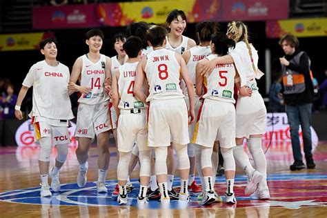 【体育早报】女篮亚洲杯半决赛中国胜韩国 中国女排10连胜夺冠|界面新闻 · 体育