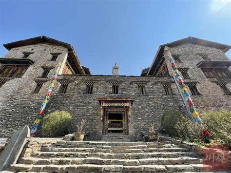碉房是藏族传统民居，大多依山坡而建，背风向阳，墙壁用石