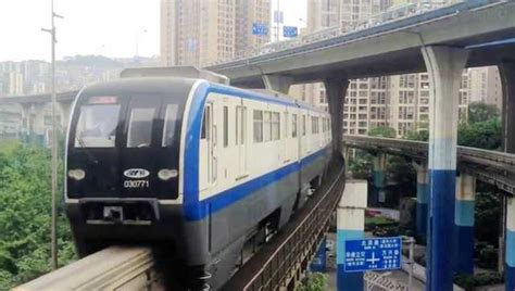 重庆特色的跨座式单轨轻轨3号线华新街站两列车同时进出站_腾讯视频