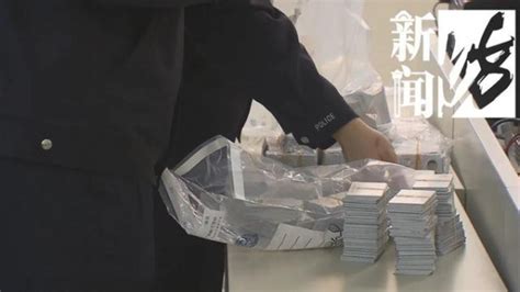细思恐极！上海某银行柜台，一男子摸出1300张身份证，都是真的！
