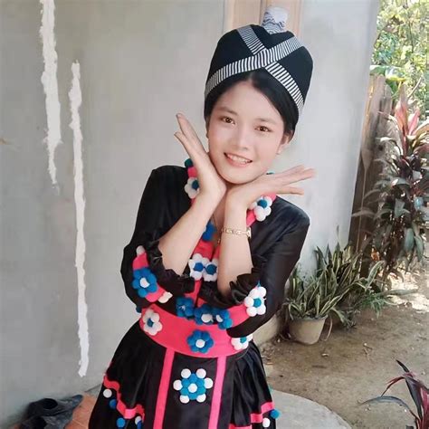 【老挝美女MEE】老挝媳妇嫁到中国四年，今天终于戴上了金镯子，直接感动哭了！-生活视频-免费在线观看-爱奇艺