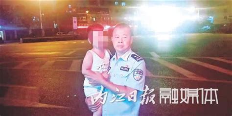 娃娃深夜街头走失哭着“找妈妈” 民警抱起他当上临时“奶爸” - 内江新闻网
