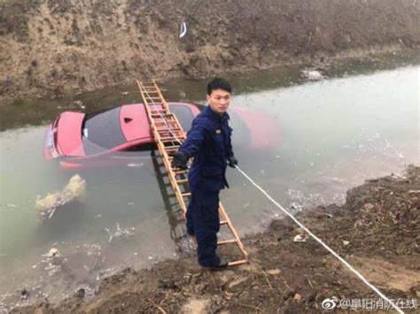 临泉境内一车辆掉入河中 经勘察车内驾驶员已无生命迹象--安徽频道--人民网
