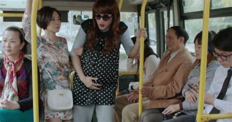 孕妇上公交车无人让座 司机称不让座就不开车_湖南频道_凤凰网