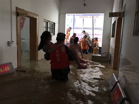 洪水逼门受灾者的去与留：外面是水里面是家-新闻中心-南海网