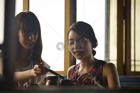 女人在茶馆里品茶高清图片下载-正版图片502057325-摄图网
