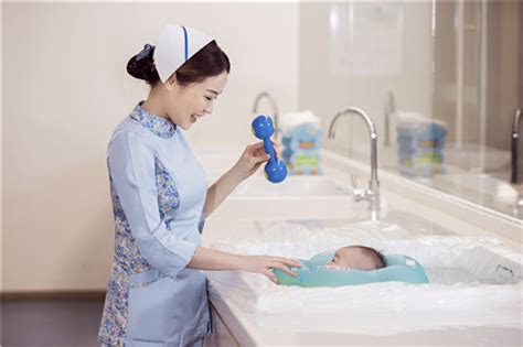 济南一月嫂用孩子奶瓶喝奶被拍 医院检查疑是乙肝患者_手机凤凰网