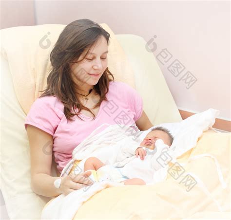 年轻的母亲拥抱着她刚出生的孩子妈妈在哺乳-包图企业站